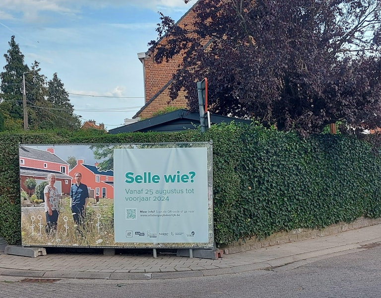 Straatbanners ter aankondiging van Selle Wie? (aug. '23)