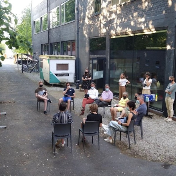 deelnemers in dialoog over herstelgerichte samenleving