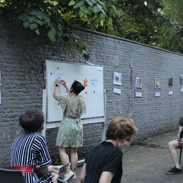 Deelnemers bespreken de volgorde van de strip