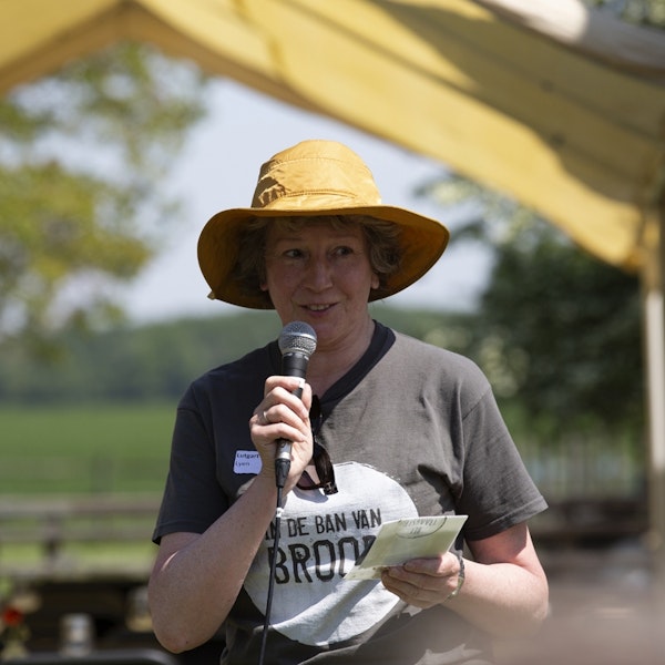 Lutgart van Het Traagste Brood deelt oude graanzaden uit