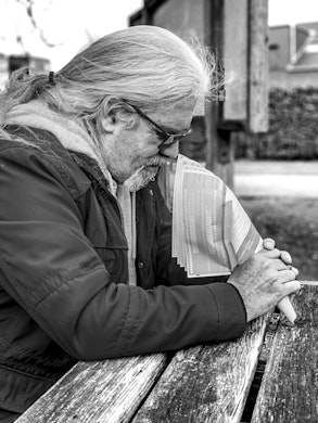 Luc met zijn facturen in de hand.
