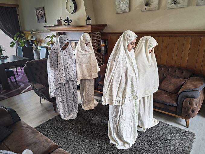 Manal samen met haar dochters