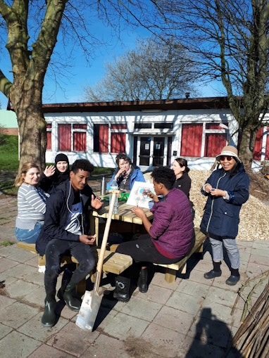 Picknicktafel wordt te klein