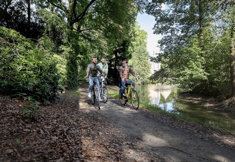 Fietsers langs kasteel van loppem2