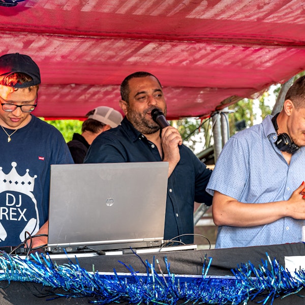 DJ's en presentator Erhan Demirci